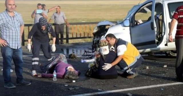 Kamyonet bariyerlere çarptı, 2 ölü, 5 yaralı