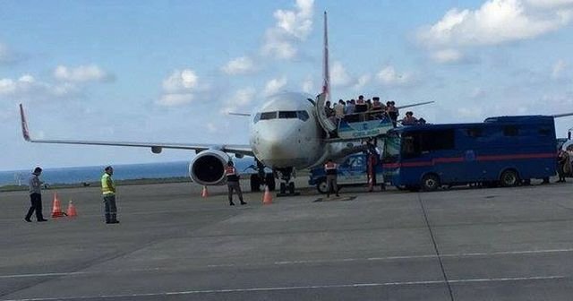 Mahkumlar özel uçakla Trabzon&#039;a getirildi