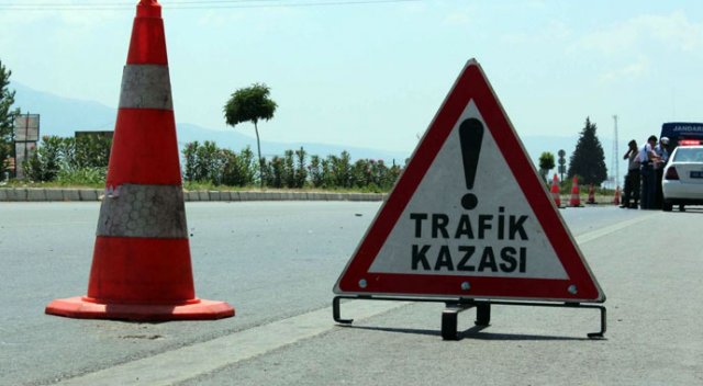 Motosikletle kamyon çarpıştı, 1 ölü