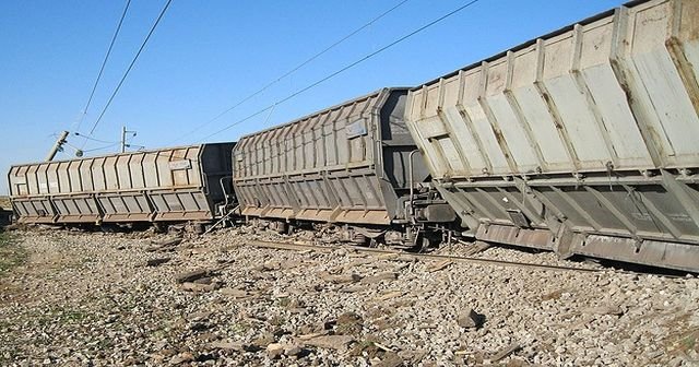 Muş&#039;ta yük trenine bombalı saldırı