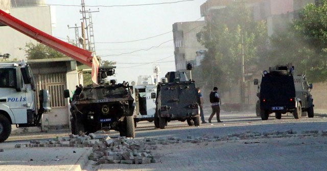 Nusaybin&#039;de hendek kapatan polislere ateş açıldı!