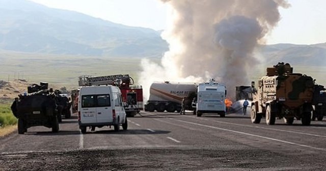 PKK&#039;lı teröristler 20 aracı ateşe verdi