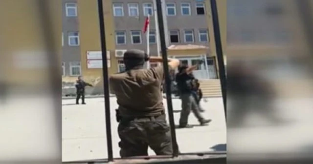 Polisler Türk bayrağını tekbirlerle göndere çekti