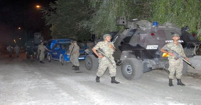 Saman balyalarının yandığı köyde terörist baskını paniği