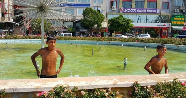 Sıcaktan bunalan çocuklar yasak dinlemiyor