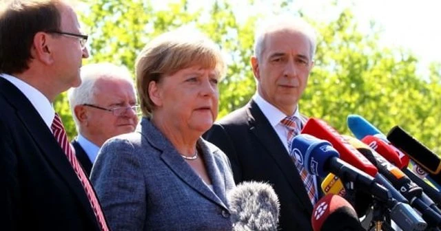 Sığınmacıları ziyarete giden Merkel'e protesto