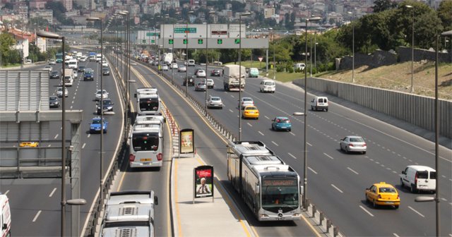 Silahlı iki PKK&#039;lı metrobüste yakalandı