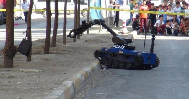 Silvan'da şüpheli çanta patlatıldı