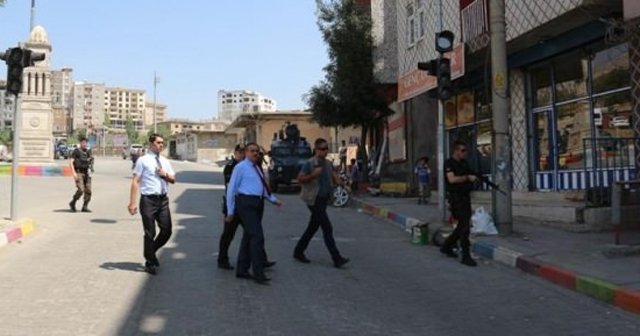 Şırnak Valisi Su, patlamada zarar gören esnafı ziyaret etti