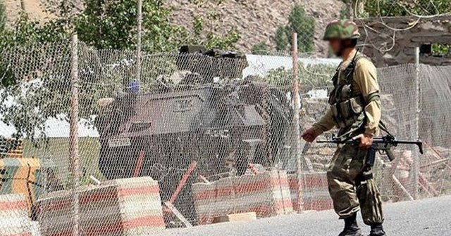 Teröristler jandarma karakoluna ateş açtı