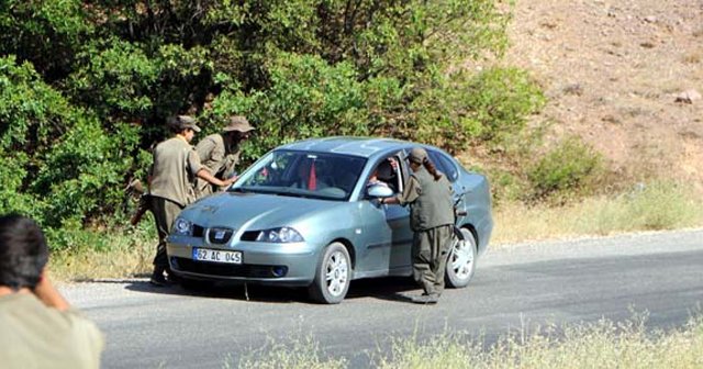 Teröristler vatandaşın yolunu kesti