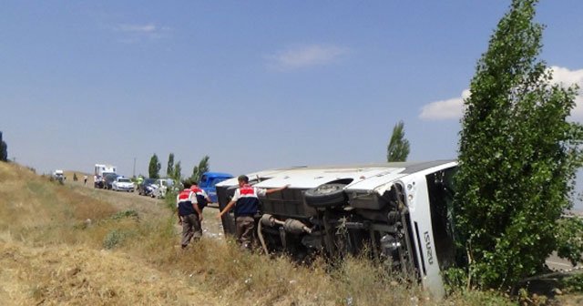 Turistleri taşıyan midibüs devrildi, 20 yaralı