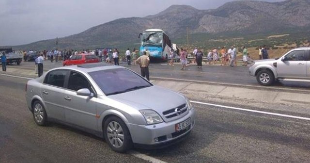 Turistleri taşıyan otobüs tarlaya uçtu, 4 ölü