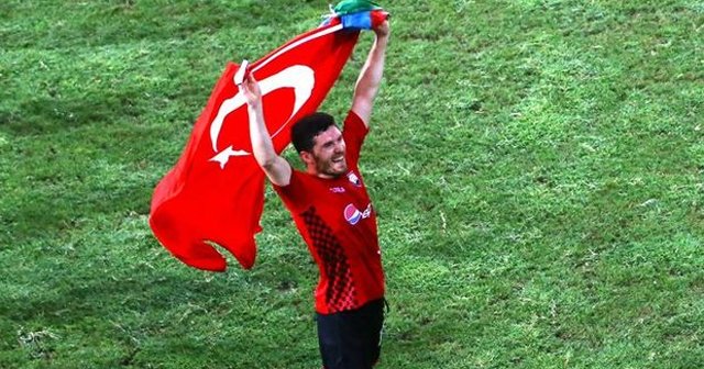 Türk bayrağı açan futbolcuyu tutukladılar