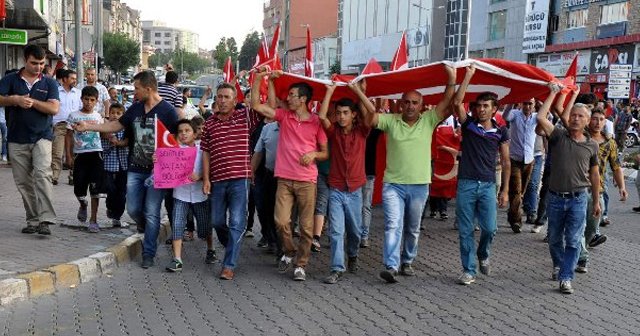 Türkiye&#039;nin bir çok ilinde vatandaşlar şehitler için yürüdü