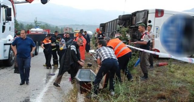 Yolcu otobüsü devrildi, 1 ölü, 20 yaralı