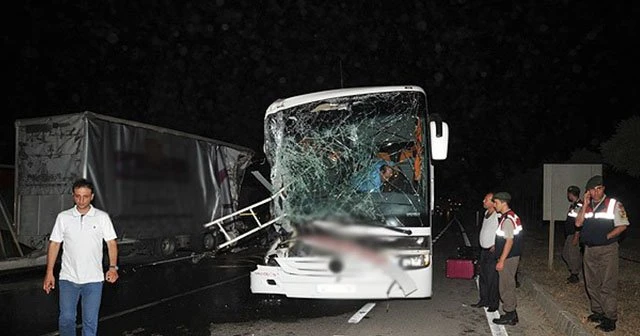 Yolcu otobüsü TIR'a çarptı, 33 kişi yaralandı