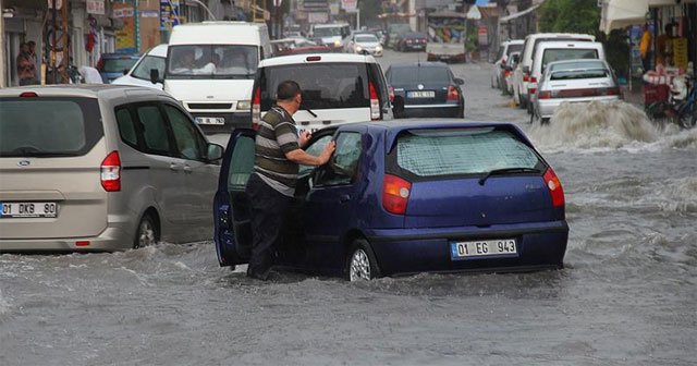 Adana'da şiddetli yağış hayatı felç etti