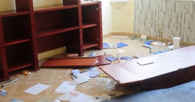 AK Parti Hizan İlçe Başkanlığına molotoflu saldırı