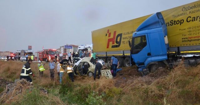 Amasya&#039;da otomobil ile tır çarpışt, 4 ölü