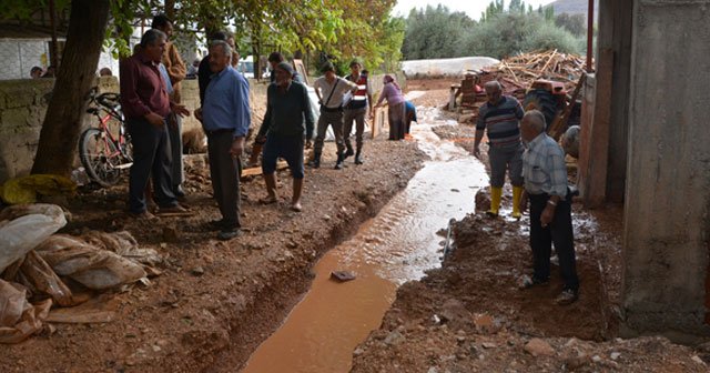 Antalya&#039;da sağanak yağış sele neden oldu