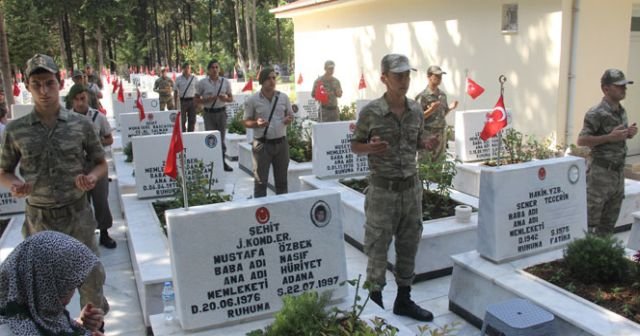 Askerler dua etti, şehit yakınları gözyaşı döktü