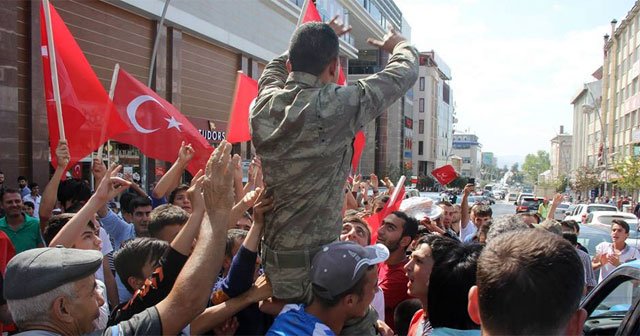 Askerleri bağırlarına bastılar