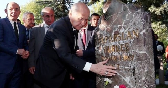 Bahçeli, Türkeş&#039;in mezarını Zemzem&#039;le yıkattı