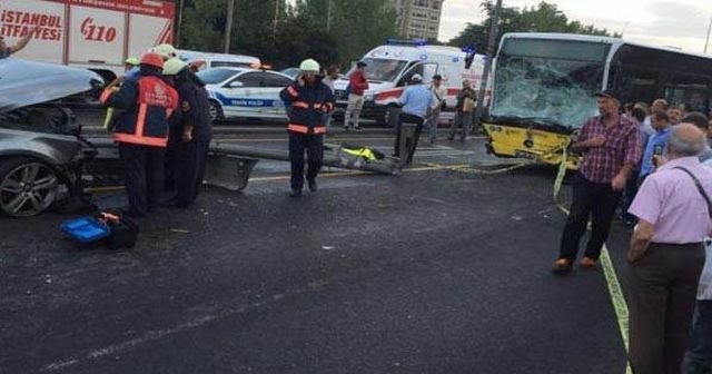 Bakırköy&#039;de metrobüs kazası, 5 yaralı