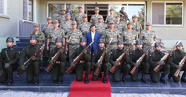 Başbakan Davutoğlu'ndan Mehmetçik'e sürpriz ziyaret