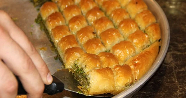 Bayram öncesi baklava mesaisi