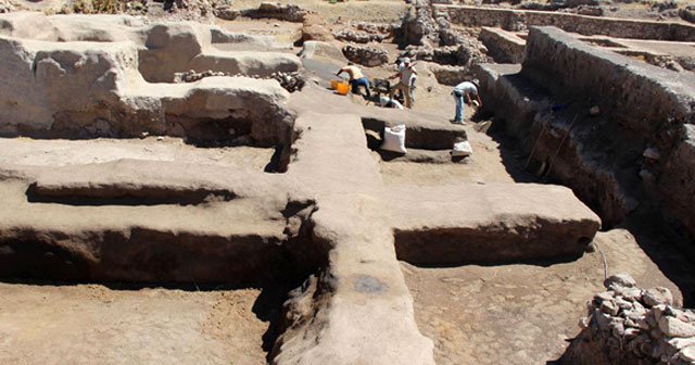 Beş bin yıllık bina çamurla sıvanarak korunuyor
