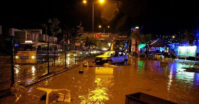 Bodrum&#039;da sağanak yağmur su baskınlarına neden oldu