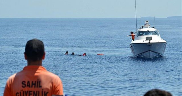 Bodrum&#039;da sığınmacıları taşıyan tekne battı, 17 ölü