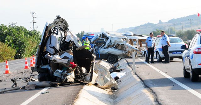 Çanakkale&#039;de trafik kazası, 1 ölü, 2 yaralı