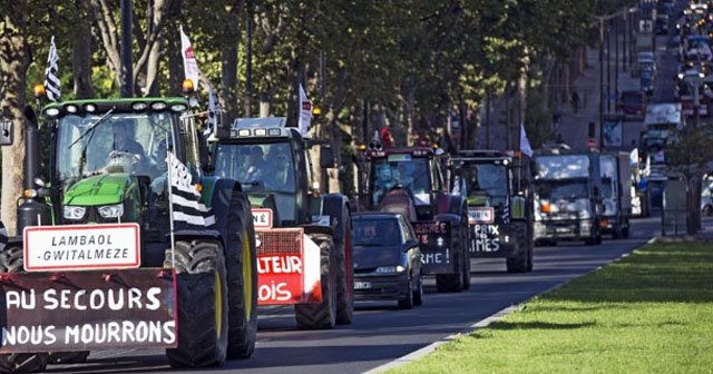 Çiftçiler Paris’i traktörlerle istila etti