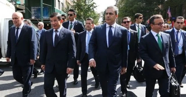 Davutoğlu, Başkonsolosluğa yürüyerek gitti