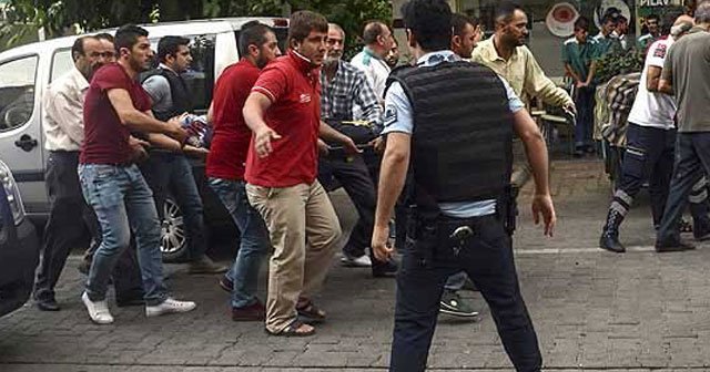 Diyarbakır&#039;da çorbacı tarandı, 1 vatandaş öldü, 3 polis yaralı