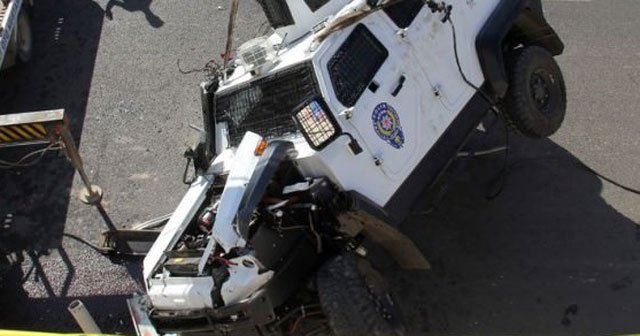 Diyarbakır&#039;da feci kaza! 1&#039;i ağır 2 polis yaralı