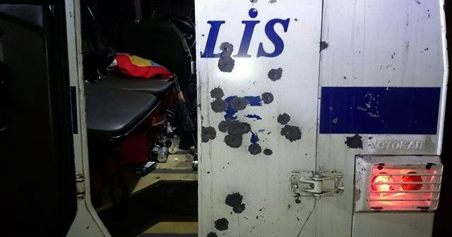 Diyarbakır&#039;da polis aracına saldırı, 2 polis memuru yaralandı