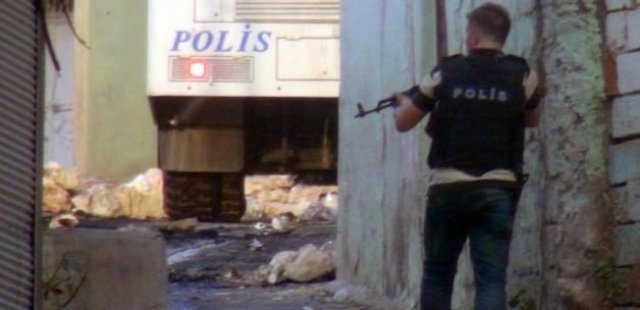 Diyarbakır&#039;da polise hain saldırı, 1 şehit