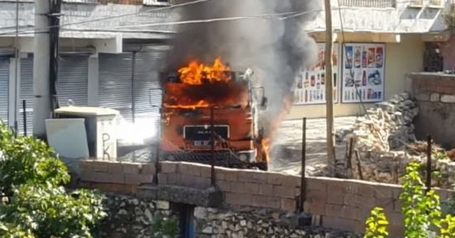 Diyarbakır&#039;da teröristler itfaiye aracını yaktı