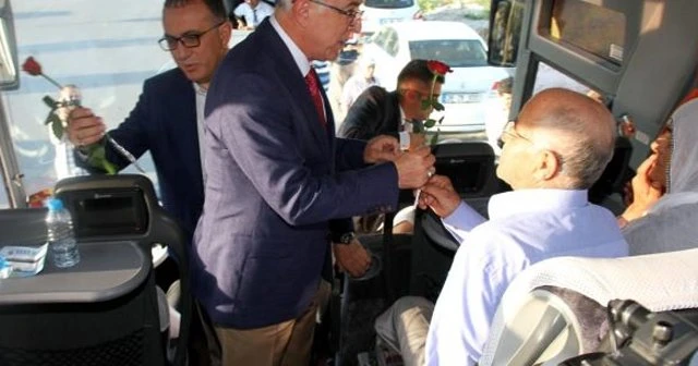 Doğuya giden yolculara gül ve lokumlu uğurlama