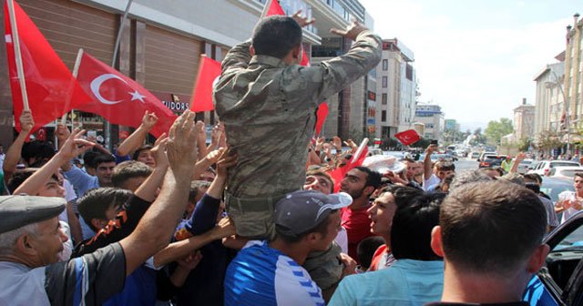 Erzurumlular askerleri bağırlarına bastı