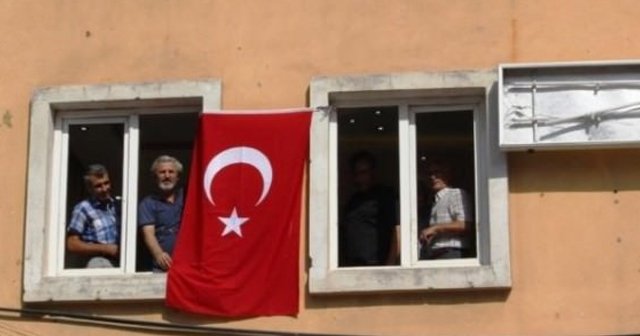 HDP&#039;liler kendi binalarına Türk bayrağı astı