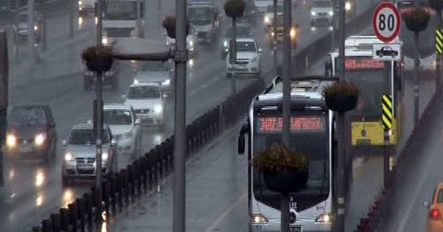 İstanbul sağanak yağmura teslim oldu