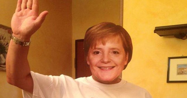 İtalyan vekilden Merkel maskeli protesto