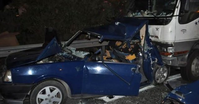 İzmir&#039;de trafik kazası, 3 ölü, 4 yaralı