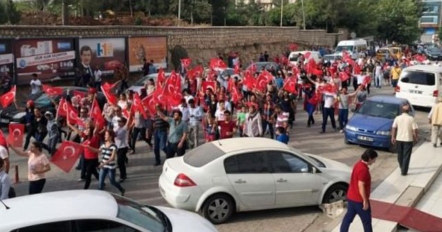 Mardin&#039;de vatandaş ayaklandı, &#039;Kahrolsun PKK&#039;