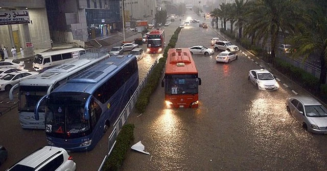 Mekke’de fırtına ulaşımı durma noktasına getirdi